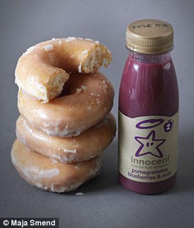 Lượng đường trong chai nước smoothie này tương đương với 3,5 cái bánh rán (34,2g đường).