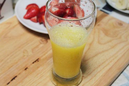 Đổ nước chanh vàng vào cốc trước.