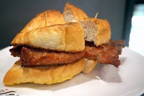 Bánh mì kẹp sườn heo