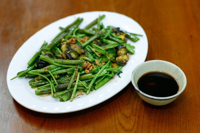 Ốc xào rau muống
