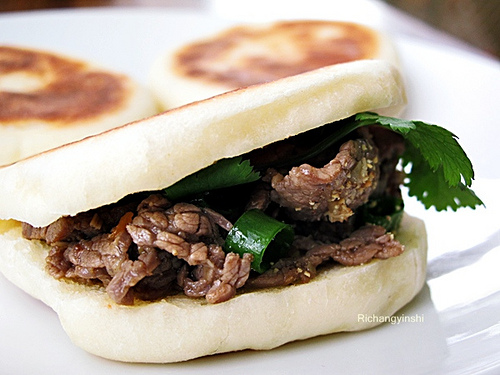 Bánh bao kẹp thịt nướng