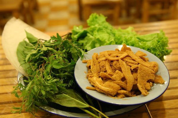Nem tai cuốn bánh tráng