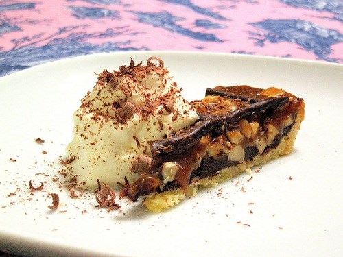 Bánh hạt phỉ chocolate caramel ở Bewitch