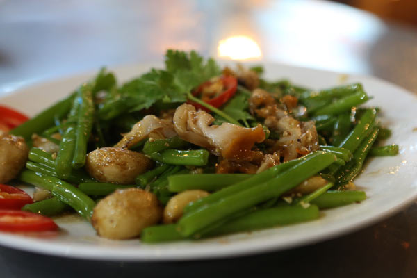 Ốc tỏi xào rau muống