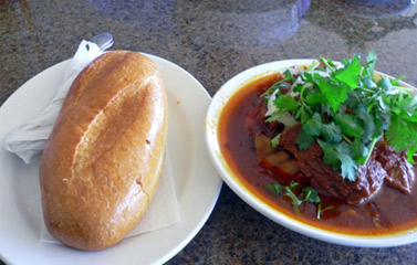 Bánh mì bò kho: Món ngon bữa sáng