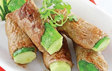 Món ngon ngày hè: Bò áp chảo cuộn dưa leo