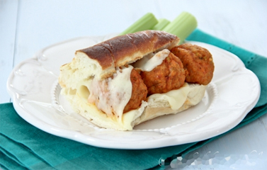 Bánh mì kẹp thịt gà viên 