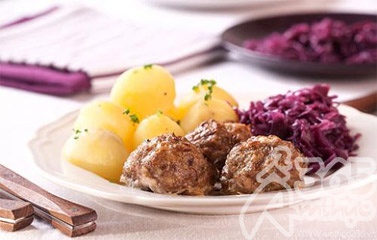 Thưởng thức Chả viên nướng với cải muối chua