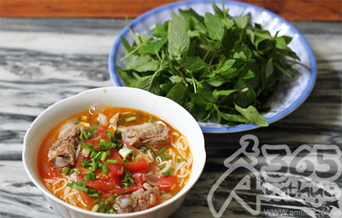 Hè về đổi món với Bún sườn hầm sấu