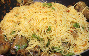 Bún xào nghệ và đuôi bò