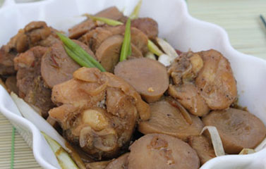 Thịt gà kho nấm
