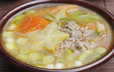 Ngon cơm với canh thịt bò nấu khế và cà chua