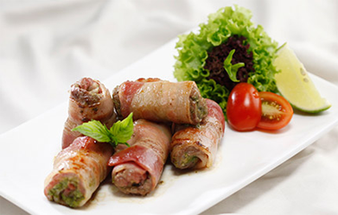 Ấm lòng ngày đông với món bò cuộn xốt lá quế 