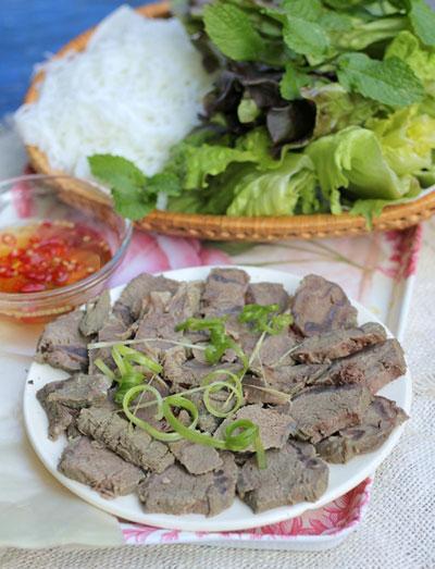 Đổi vị cuối tuần cho cả nhà với món thịt bò bắp. Từng miếng thịt bò thấm, thơm mùi gừng, sả và gia vị được cuốn với bún, rau xà lách, chấm kèm với nước mắm chua ngọt.