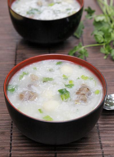 Bát cháo nóng hổi với vị thơm ngọt của thịt bò bắp, được nấu cùng với hạt sen ăn bùi bùi, và thơm mát của đỗ xanh.
