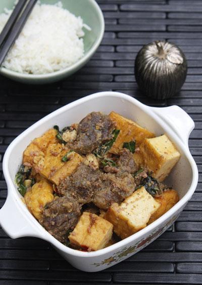 Với một chút biến tấu bạn đã có món đậu phụ kho bắp bò với bắp bò thấm gia vị, đậu phụ bùi bùi, điểm xuyến với mùi thơm của rau quế và patê gan.