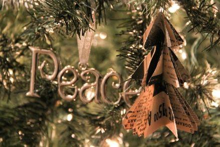 Tự làm cây thông Noel xinh xắn bằng báo cũ