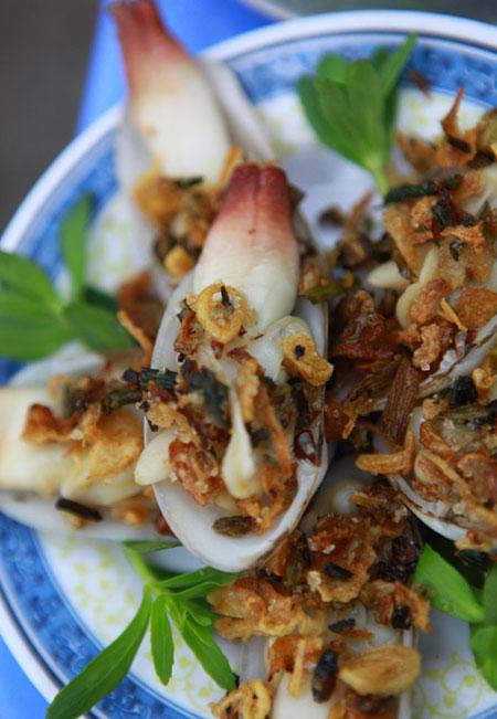Tu hài nướng bổ, rẻ phố Trần Nhật Duật