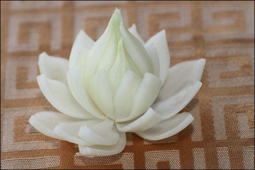 Làm hoa sen từ... hành tây cho mâm cỗ Tết, Bếp Eva, trang tri ma co tet, hanh tay, hoa sen từ hành tây, mon ngon, tỉa hoa ngay tet, tỉa hoa, bao phu nu