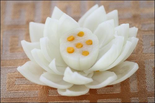 Làm hoa sen từ... hành tây cho mâm cỗ Tết, Bếp Eva, trang tri ma co tet, hanh tay, hoa sen từ hành tây, mon ngon, tỉa hoa ngay tet, tỉa hoa, bao phu nu