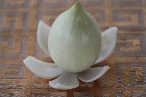 Làm hoa sen từ... hành tây cho mâm cỗ Tết, Bếp Eva, trang tri ma co tet, hanh tay, hoa sen từ hành tây, mon ngon, tỉa hoa ngay tet, tỉa hoa, bao phu nu