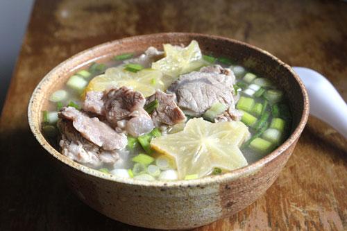 Đây là một món canh chế biến khá đơn giản, với vị chua nhẹ của khế và thịt bắp bò mềm.