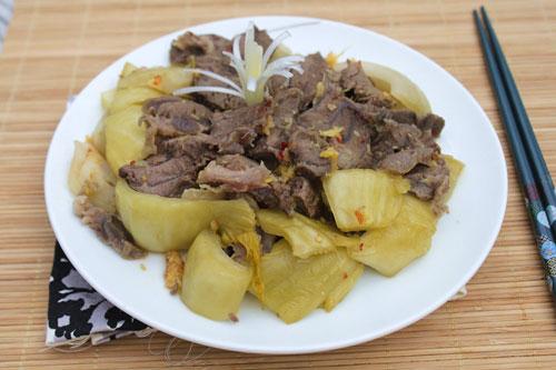 Đây là một món ăn khá phổ biến của người miền Trung. Dưa cải giòn có vị chua, cay của ớt quả và gừng, thịt bắp bò mềm, thỉnh thoảng ăn lẫn phần gân bò giòn rất thú vị.