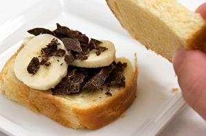 Bữa sáng ngon miệng với bánh mì socola nướng giòn
