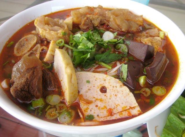 Bún bò, giò heo, chả cua cực chất