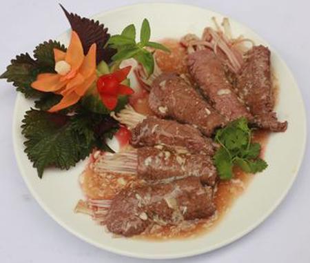 Cách làm món bò cuộn nấm xốt thịt cua cho bữa trưa 