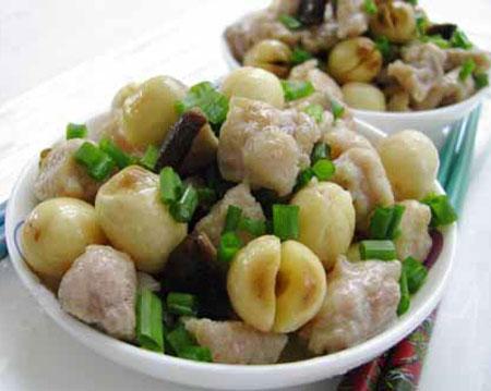 Chế biến món thịt gà xào hạt sen