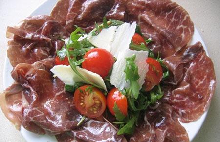 Chế biến salad thịt bò muối