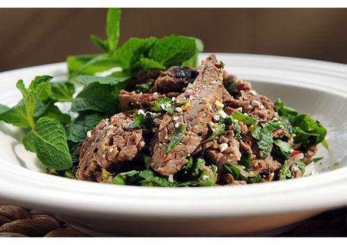 Làm salad bò nướng chua cay cực ngon