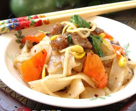 Khởi động ngày mới bằng thịt bò xào bánh phở