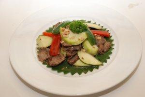 Ngon lạ món bò xào xoài xanh