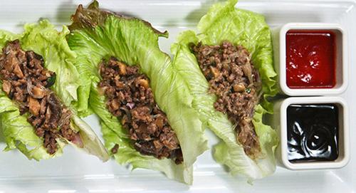 Rau xà lách cuốn thịt bò xào nấm