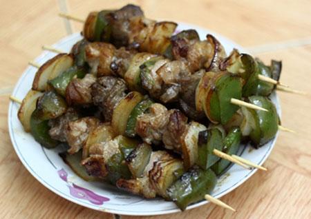 Thịt bò thịt lợn xiên ớt rán vàng