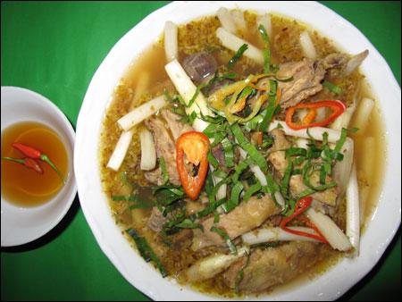 Thịt gà, ngó sen nấu canh chua thơm phức