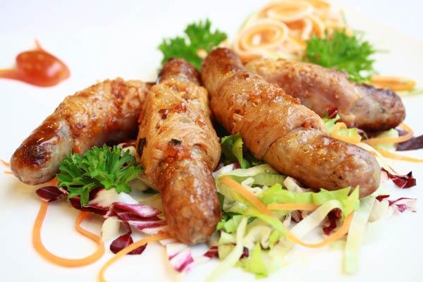 Thịt heo cuộn xúc xích nướng