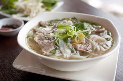 Tự làm phở bò cho bữa sáng gia đình đầm ấm