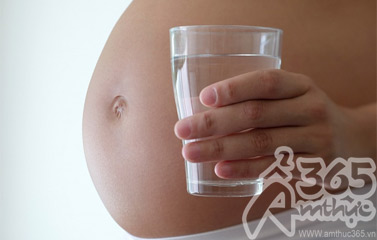 Tại sao bà bầu phải uống nhiều nước?