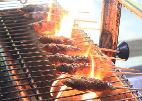 Thói quen ăn đồ nướng làm tăng nguy cơ mắc bệnh ung thư. Ảnh: Khánh Hòa.